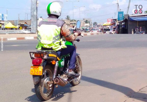 Conducteur OLE Togo circulant à moto